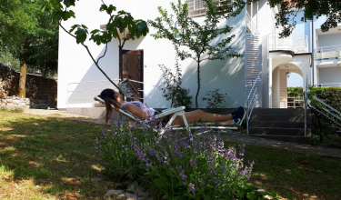 Okućnica - Apartmani Vladimira*** Dramalj