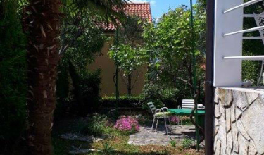 Okućnica - Apartmani Vladimira*** Dramalj